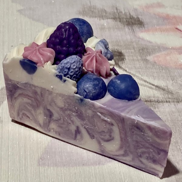 Stück von der Seifentorte  Lavendel mit Beeren-Deko